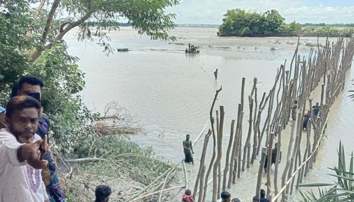 নদীভাঙন রোধে স্থানীয়দের স্বেচ্ছাশ্রমে ৬০০ ফুট বাঁধ   