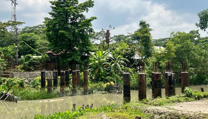 চার বছর ঝুলে আছে সেতুর কাজ
