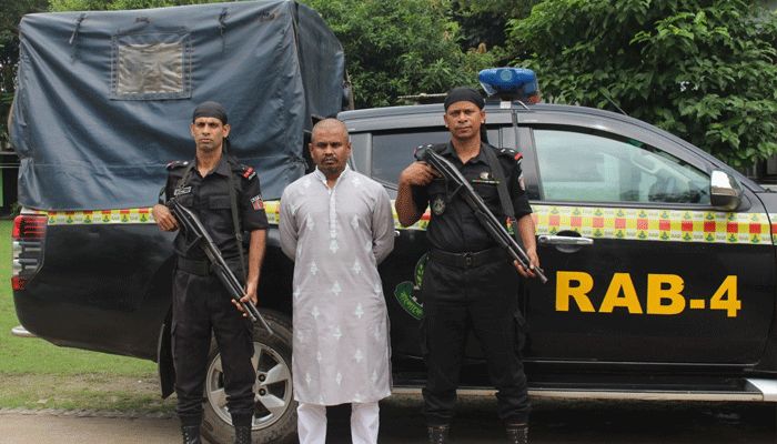 লাশ পোড়ানোয় জড়িত পুলিশ কর্মকর্তা আরাফাতকে আশুলিয়া থানায় হস্তান্তর