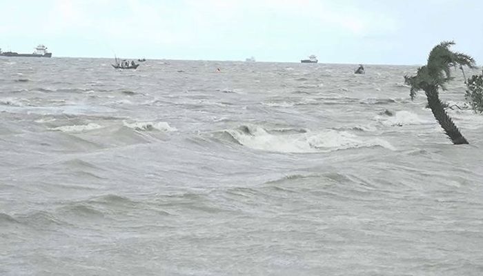 চরফ্যাশনে মাছ ধরার ট্রলারডুবি, নিখোঁজ ৭