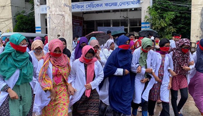 উপাধ্যক্ষসহ ৩ শিক্ষকের পদত্যাগের দাবিতে অনড় শিক্ষার্থীরা