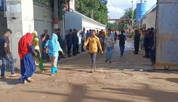 আশুলিয়ায় শ্রমিক উপস্থিতি বাড়লেও বন্ধ ৫২ কারখানা
