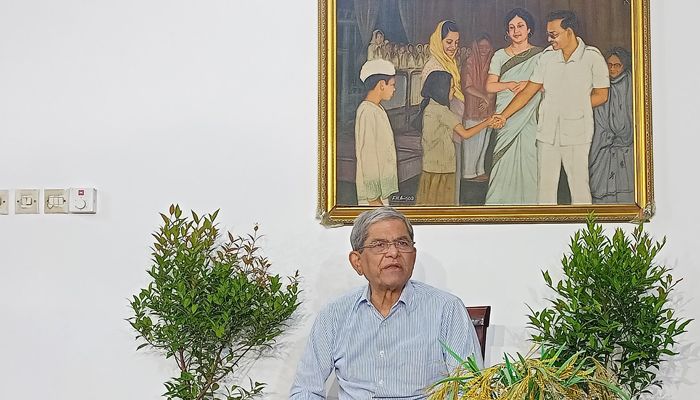 গুলশানে চেয়ারপারসনের কার্যালয়ে বিএনপি মহাসচিব মির্জা ফখরুল ইসলাম আলমগীর। প্রবা ফটো