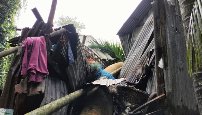 আকস্মিক ঝড়ে লালমোহনে ব্যাপক ক্ষতি-বিভিন্ন স্থাপনা লণ্ডভণ্ড 