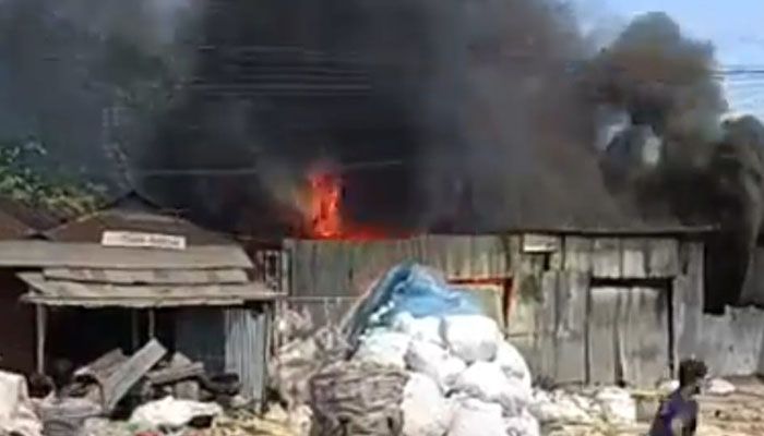 শ্রীপুরে ঝুট গোডাউনে আগুন