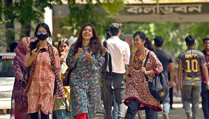 তিন মাসের বেশি সময় বন্ধ থাকার পর ক্লাস-পরীক্ষায় ফিরেছেন ঢাকা বিশ্ববিদ্যালয়ের শিক্ষার্থীরা। রবিাবর ক্লাস শুরু হওয়ার আগে থেকেই বিভিন্ন হল থেকে সহপাঠীরা মিলে ছোট ছোট দলে এসে ক্যাম্পাস মুখরিত করেন। কলাভবনের সামনের চিত্র। ফোকাস বাংলা
