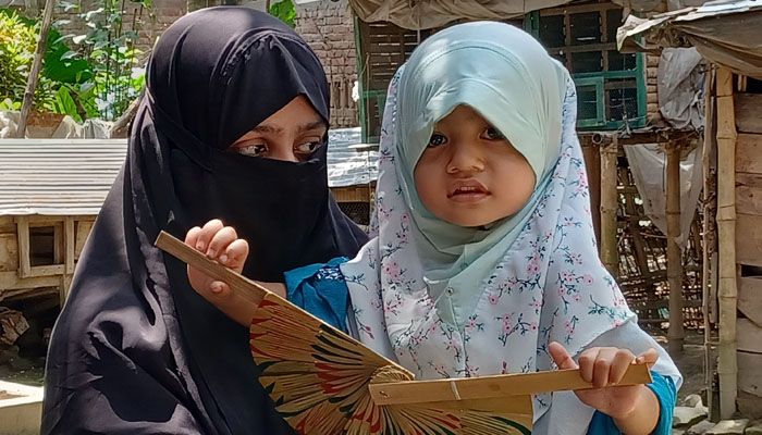 শিশু আরাবি বারবার খুঁজছে বাবাকে