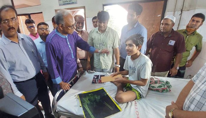 ছাত্র আন্দোলনে আহতদের চিকিৎসায় মাহমুদুর রহমানের পাঁচ লাখ টাকা অনুদান