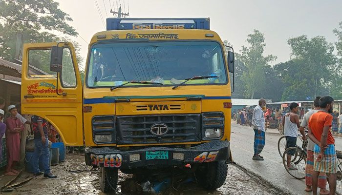 দিনাজপুরে কাভার্ড ভ্যানের ধাক্কায় নিহত ২