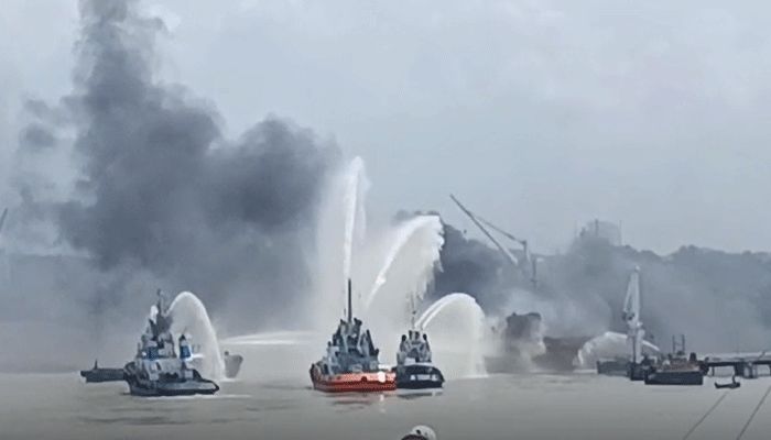 চট্টগ্রামের কর্ণফুলীতে তেলবাহী জাহাজে আগুন