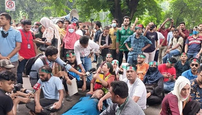 ৩৫প্রত্যাশীদের ছত্রভঙ্গ করতে পুলিশের টিয়ার শেল নিক্ষেপ