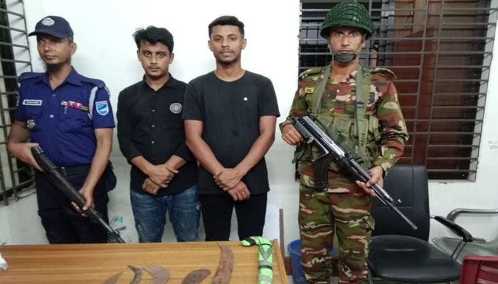দুই ডাকাতকে গ্রেপ্তার করেছে যৌথবাহিনী। প্রবা ফটো