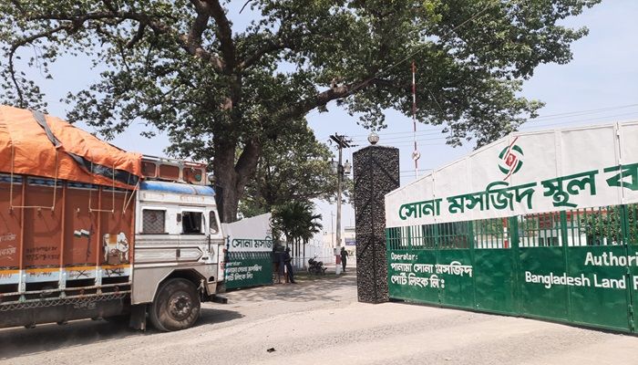 ৪ দাবিতে সোনামসজিদ স্থলবন্দরে আমদানি-রপ্তানি বন্ধ