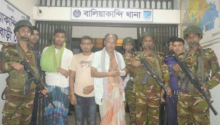 সংঘর্ষে জড়িত থাকার অভিযোগে তিনজনকে আটক করেছে সেনাবাহিনী। প্রবা ফটো