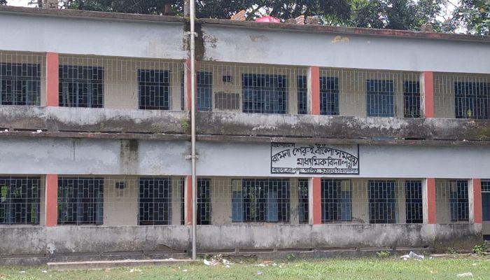 সপরিবারে সাইক্লোন শেল্টারে বাস করেন প্রধান শিক্ষক