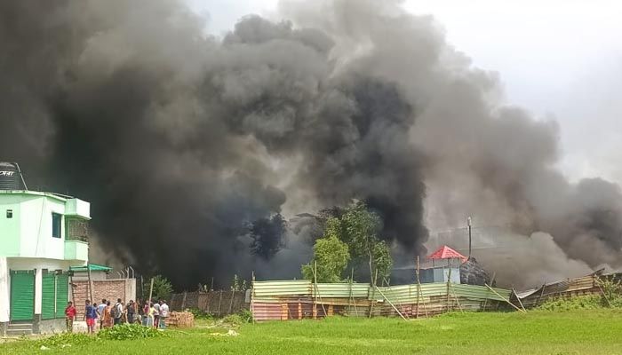 আগুন নিয়ন্ত্রণে এলেও কারাখানা থেকে প্রচুর ধোঁয়া বের হচ্ছে বলে জানিয়েছে ফায়ার সার্ভিস। প্রবা ফটো