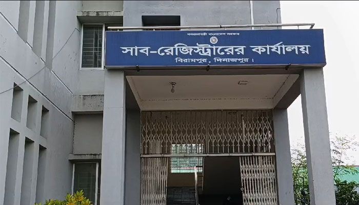 টাকা দিয়ে বিরামপুর সাব-রেজিস্ট্রার কার্যালয়ে বসেন দলিল লেখকরা