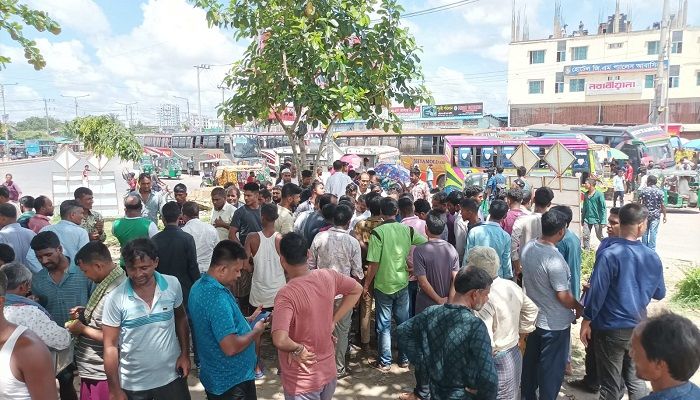 যান চলাচল বন্ধ করে চাঁদাবাজির প্রতিবাদ শ্রমিকদের