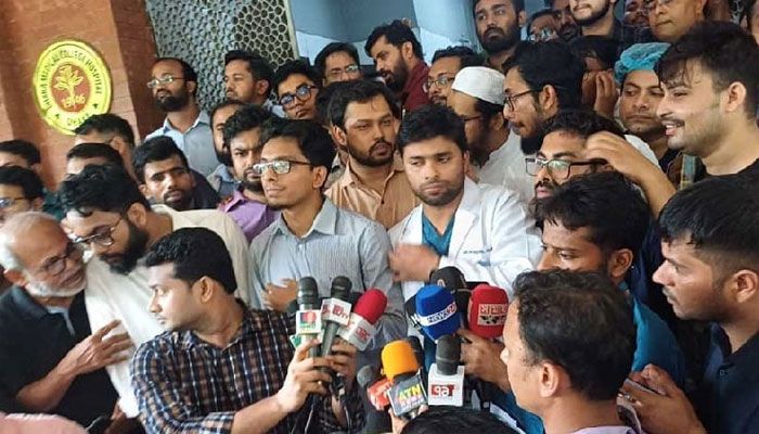 সারা দেশে চিকিৎসকদের কর্মবিরতির ঘোষণা দেন ঢাকা মেডিকেল কলেজ হাসপাতালের নিউরো সার্জারি বিভাগের আবাসিক সার্জন আব্দুল আহাদ। ছবি : সংগৃহীত