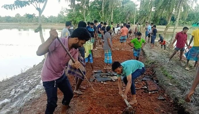 পরশুরামে স্বেচ্ছাশ্রমে সড়ক সংস্কার করল গ্রামবাসী
