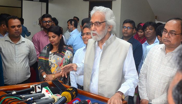 বন্যা পরিস্থিতি নিয়ে চট্টগ্রাম সার্কিট হাউসে চট্টগ্রাম বিভাগ ও জেলার বিভিন্ন বিভাগের কর্মকর্তাদের সঙ্গে মতবিনিময় শেষে সংবাদ সম্মেলন করেন এ এফ হাসান আরিফ। প্রবা ফটো