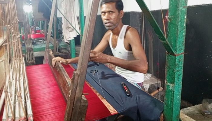  বন্ধের পথে ঈশ্বরদীর শত বছরের বেনারসি পল্লী 