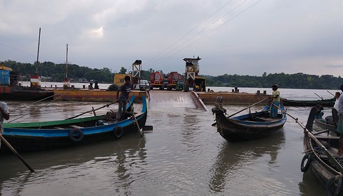 কাপ্তাই বাঁধের জলকপাট খুলল ৫ ফুট, কর্ণফুলীতে ফেরি চলাচল বন্ধ