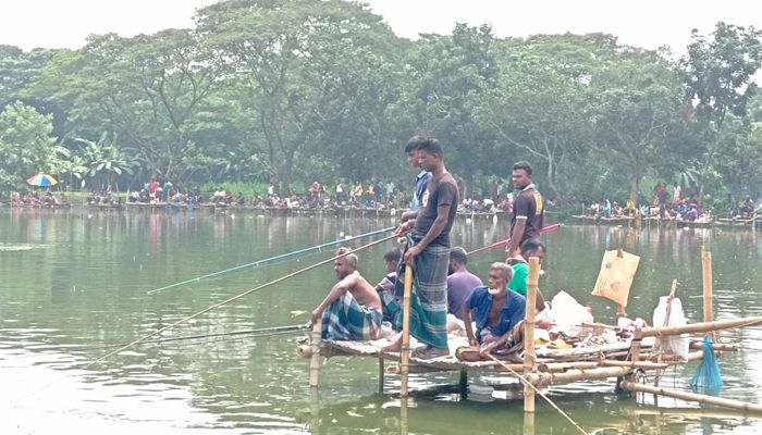 বড়শি ফেলে দিনভর মাছের অপেক্ষায় 