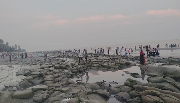 শ্রীহীন কুয়াকাটা পর্যটনকেন্দ্র, নানা অব্যবস্থাপনায় সৈকত
