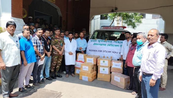 বন্যার্তদের চিকিৎসা দিতে ফেনীতে ঢামেকের মেডিকেল টিম