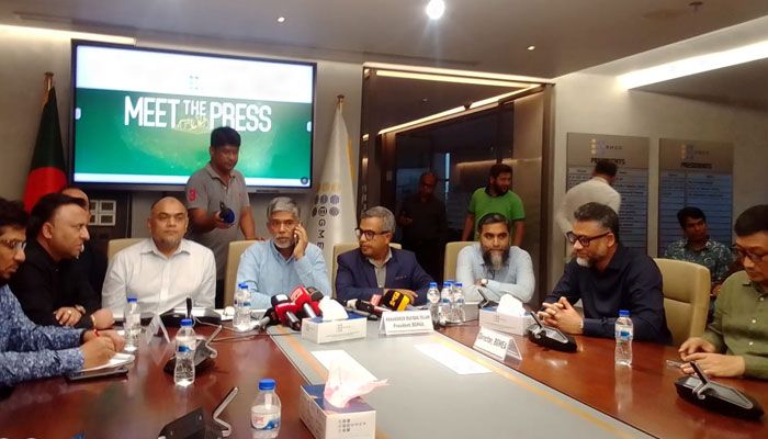 বুধবার বিকালে পোশাক খাতে বিরাজমান শ্রম পরিস্থিতি বিষয়ে উত্তরাস্থ বিজিএমইএ কমপ্লেক্সে জরুরি ব্রিফিং। প্রবা ফটো
