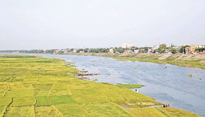 বাংলাদেশে স্বীকৃত আন্তঃসীমান্ত নদীর সংখ্যা ৫৭টি  হলেও নদীকর্মীদের হিসাবে তা অন্তত ১২৬টি। চাঁপাইনবাবগঞ্জ শহরের পাশ দিয়ে বয়ে যাওয়া আন্তঃসীমান্ত নদী মহানন্দা। ছবি : ফখরুল ইসলাম