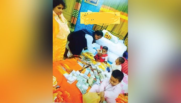 টাকার বান্ডেল নিয়ে ‘খেলাধুলা’ সাবেক রেলমন্ত্রীর শিশু সন্তানদের