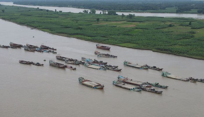 পদ্মায় বালুখেকোদের হানা নদীগর্ভে ফসলি জমি
