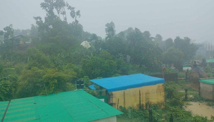 টানা তিন দিন ধরে ভারী বৃষ্টি এবং ঝোড়ো হাওয়া অব্যাহত রয়েছে কক্সবাজারে। প্রবা ফটো