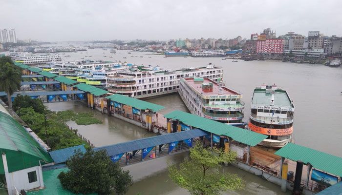 বৈরী আবহাওয়ায় বন্ধ নৌযান চলাচল