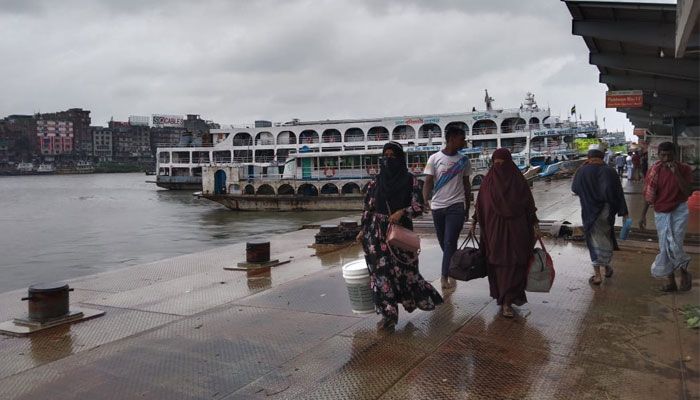 বৈরী আবহাওয়ায় বন্ধ নৌযান চলাচল