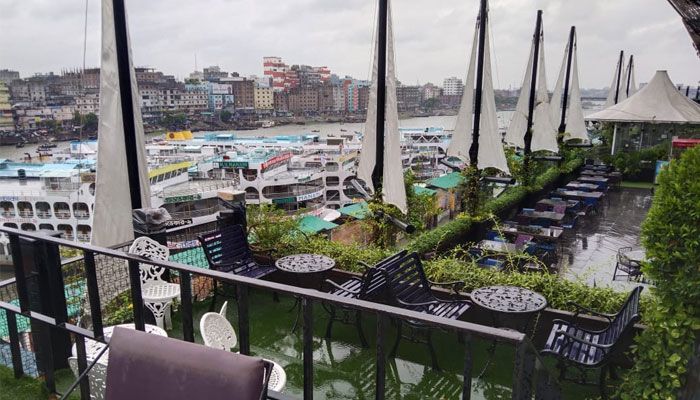 বৈরী আবহাওয়ায় বন্ধ নৌযান চলাচল