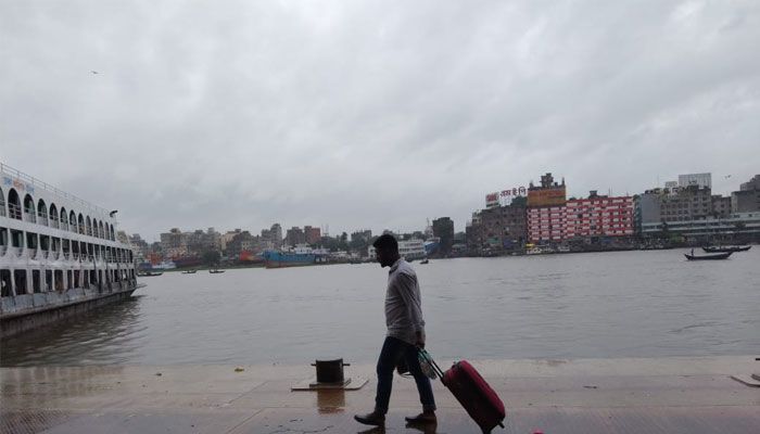 বৈরী আবহাওয়ায় বন্ধ নৌযান চলাচল
