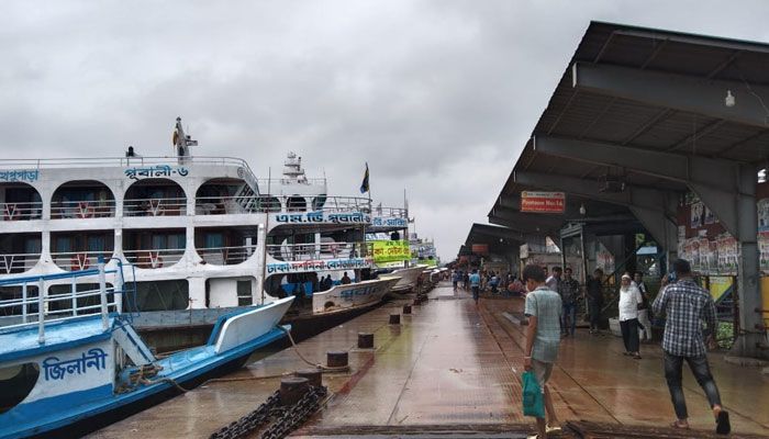 বৈরী আবহাওয়ায় বন্ধ নৌযান চলাচল