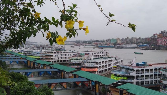 বৈরী আবহাওয়ায় বন্ধ নৌযান চলাচল