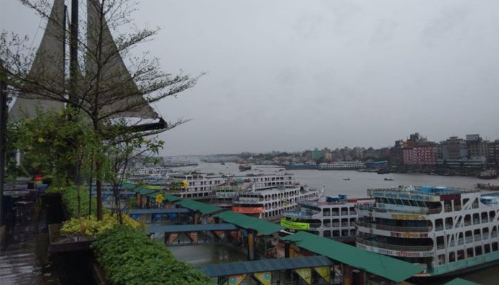বৈরী আবহাওয়ায় বন্ধ নৌযান চলাচল
