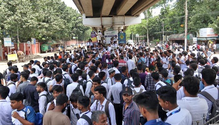তেজগাঁওয়ে কারিগরি শিক্ষার্থীদের সড়ক অবরোধ, তীব্র যানজট