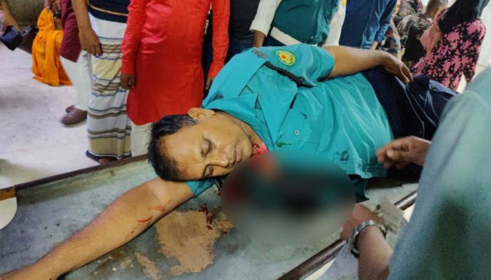 আহত ট্রাফিক পুলিশ আশরাফ আলী। প্রবা ফটো
