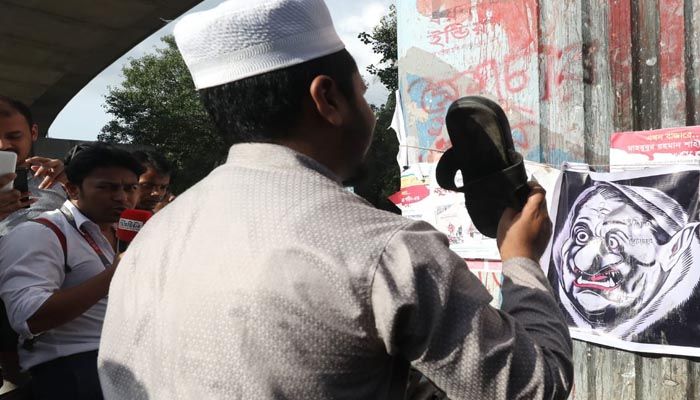 শেখ হাসিনার জন্মদিন উপলক্ষে টিএসসিতে জুতা নিক্ষেপ কর্মসূচি