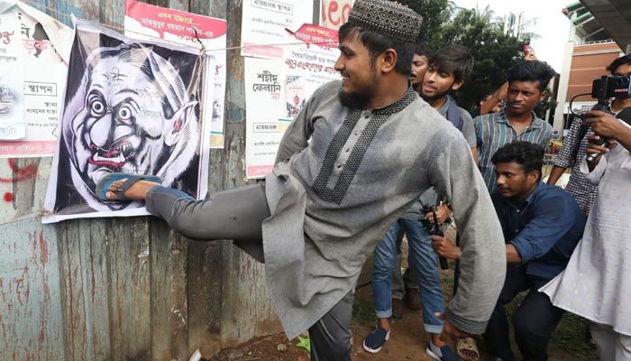 শেখ হাসিনার জন্মদিন উপলক্ষে টিএসসিতে জুতা নিক্ষেপ কর্মসূচি