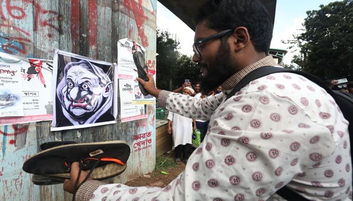শেখ হাসিনার জন্মদিন উপলক্ষে টিএসসিতে জুতা নিক্ষেপ কর্মসূচি
