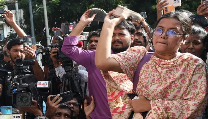 শেখ হাসিনার জন্মদিন উপলক্ষে টিএসসিতে জুতা নিক্ষেপ কর্মসূচি