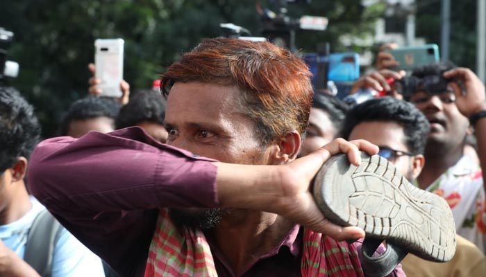 শেখ হাসিনার জন্মদিন উপলক্ষে টিএসসিতে জুতা নিক্ষেপ কর্মসূচি