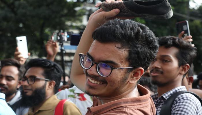 শেখ হাসিনার জন্মদিন উপলক্ষে টিএসসিতে জুতা নিক্ষেপ কর্মসূচি
